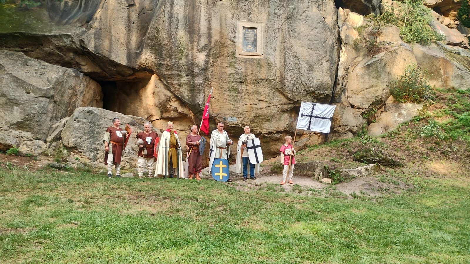 Uczestnicy pikniku historycznego pod skałą Grunwald