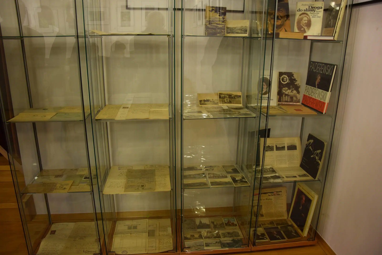 Gabloty z dokumentami i pamiątkami z historii Ciężkowic